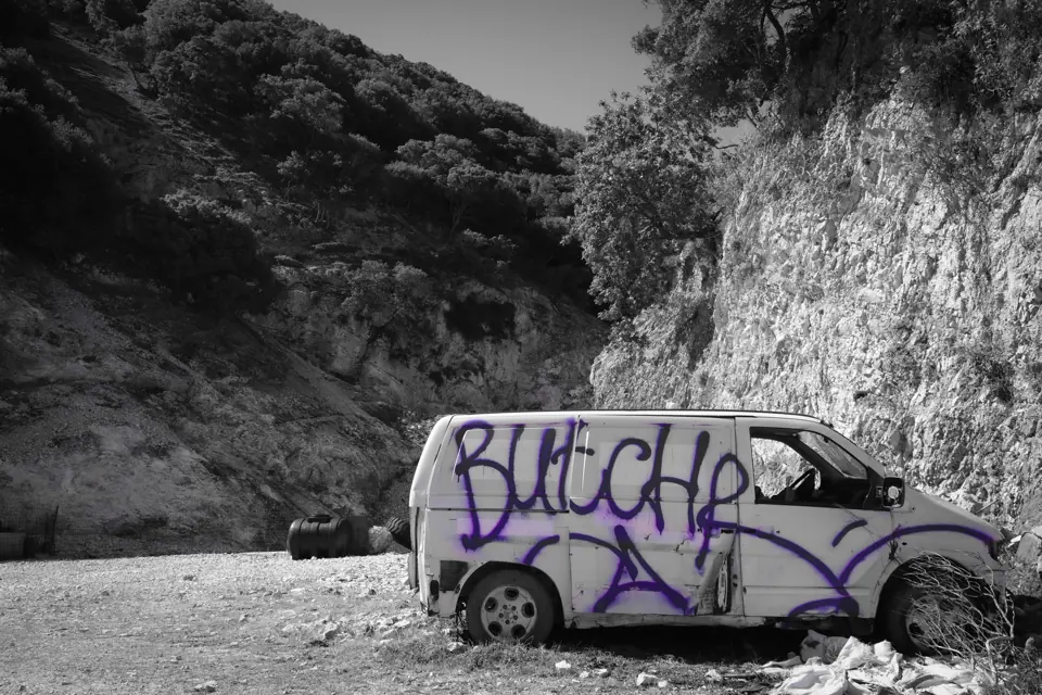 Van z graffiti pod skałami